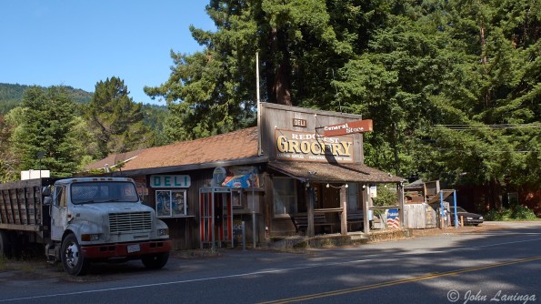 A little grocery store along the Avenue
