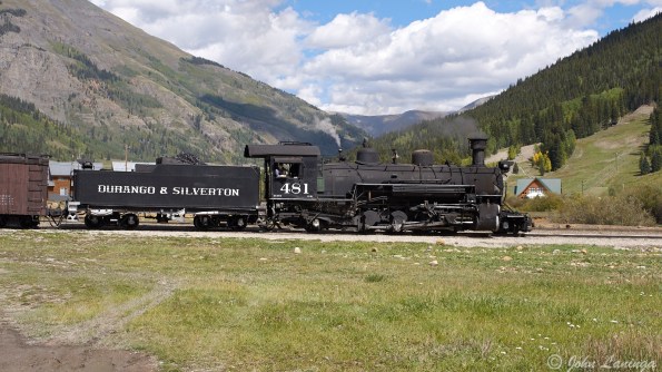 The train arriving at Silverton Station