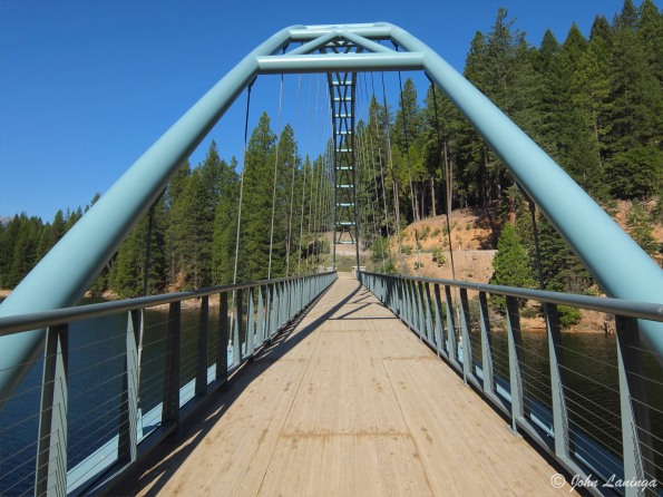 A pedestrian bridge on the Lake Siskiyou hiking trail