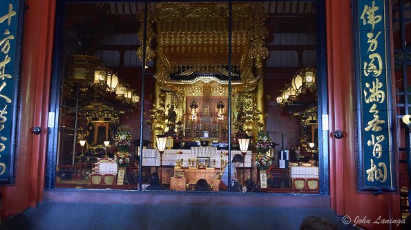 Behind this wall is the actual buddha