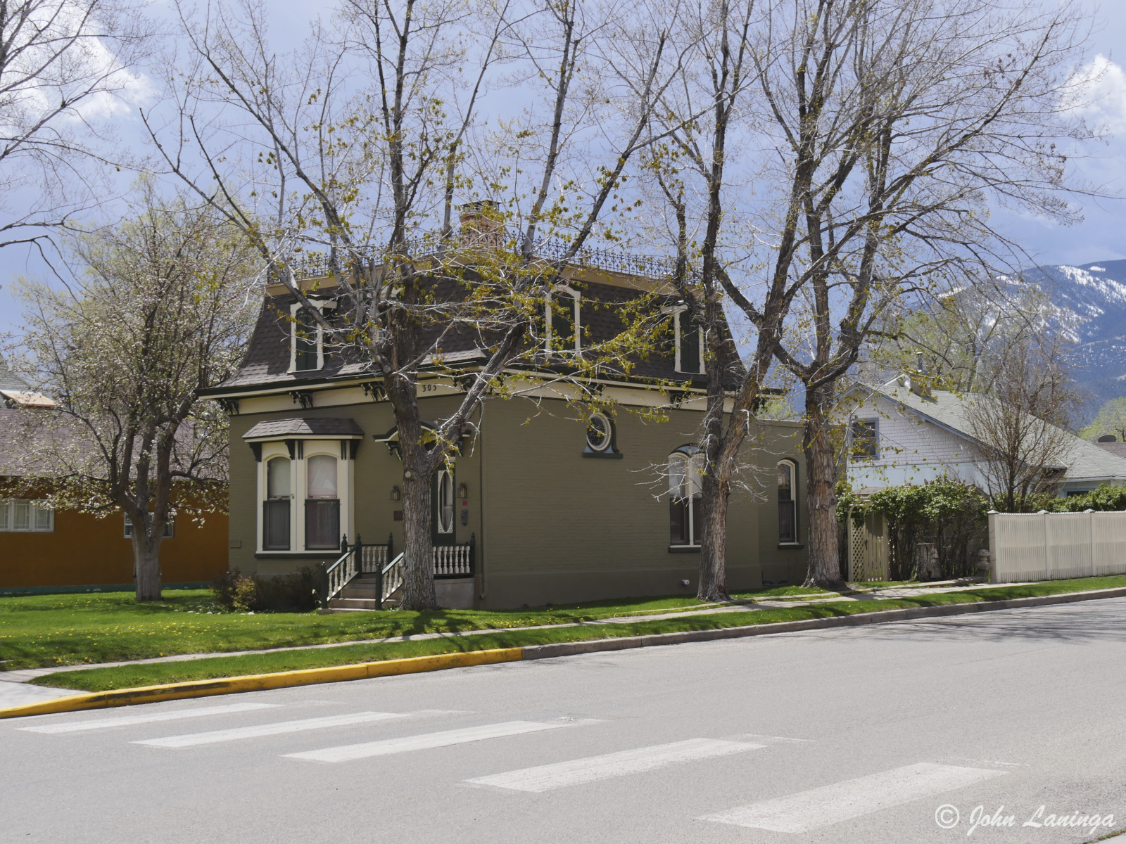 Not sure what this style is-- Cape Code?