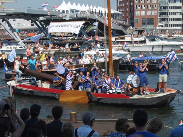 Even had musical accompanient, her a Dixieland band