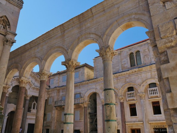 Emepror used many colored stones for his pillars